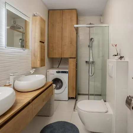 Апартаменты Nice In With Kitchen *